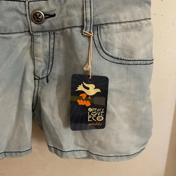 Chic Denim Button-Up Romper Noble - Picture 3 of 9